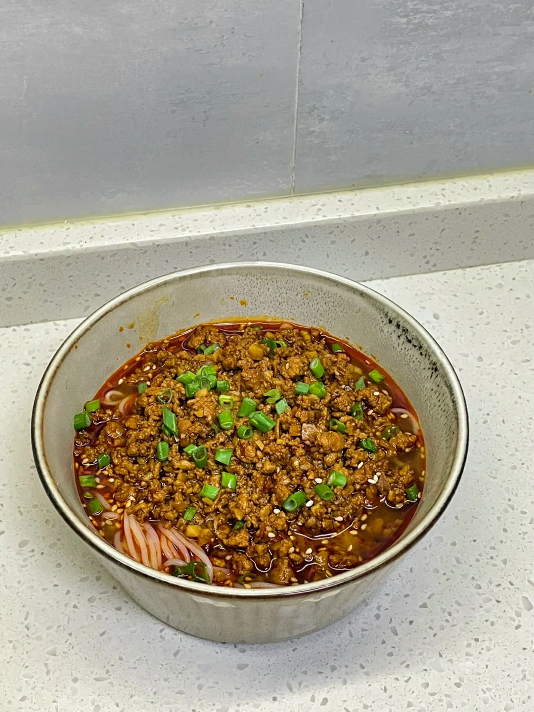 炸酱米线也太好吃了吧，肉能加到吃饱🤤