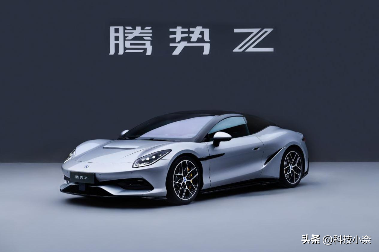 腾势 Z 登陆成都车展，和主打家用旗舰的汉唐路线完全不同，领先技术赋能旗舰产品，直接用 “千万级性能、百万级定价” 重构了纯电超跑的价值逻辑。

硬顶版迎来国内首秀，敞篷版也带来洱海蓝全新车色。性能上搭载易三方 pro 三电机系统，峰值马力 1600+，零百加速 1 秒级，极速突破 350km/h，