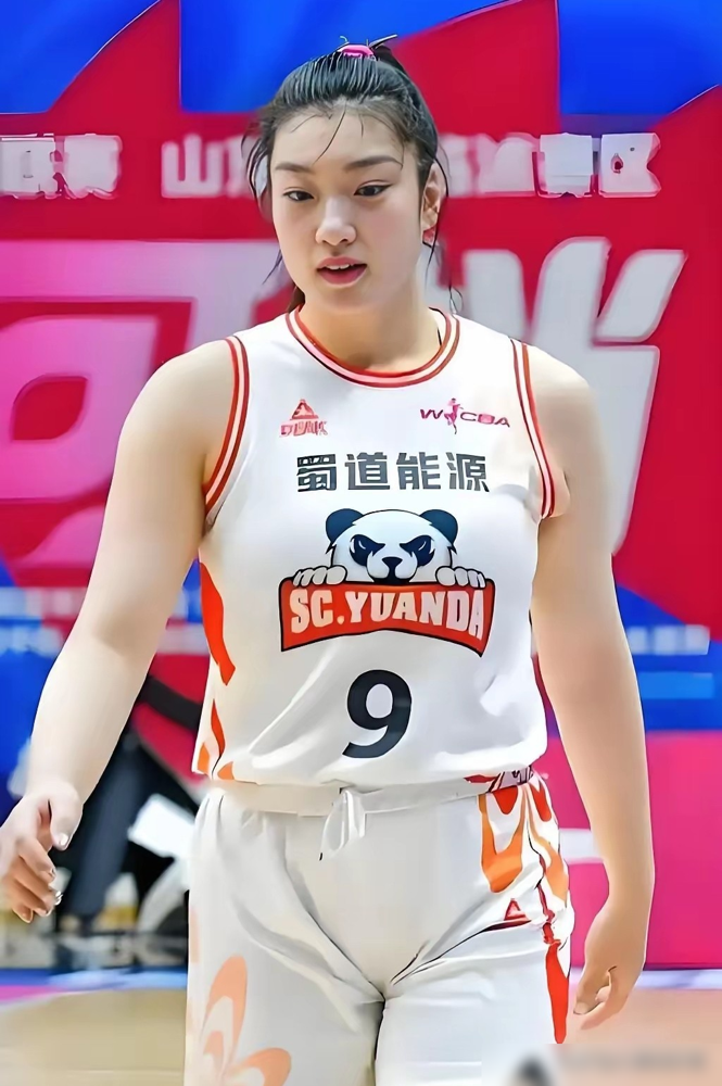 中国女篮输意大利，一堆人喊李梦快回来，真回来了，也救不了。
22年世界杯拿亚军，决赛打美国，李梦还没上。靠的是王思雨、杨力维、黄思静这帮人不要命地防，半决赛把澳大利亚摁在60分以内。李月汝19分12板，武桐桐拼到伤退，全队就一个信念：球可以输，气不能泄。
现在呢？内线有韩旭、李月汝、张子宇，世界