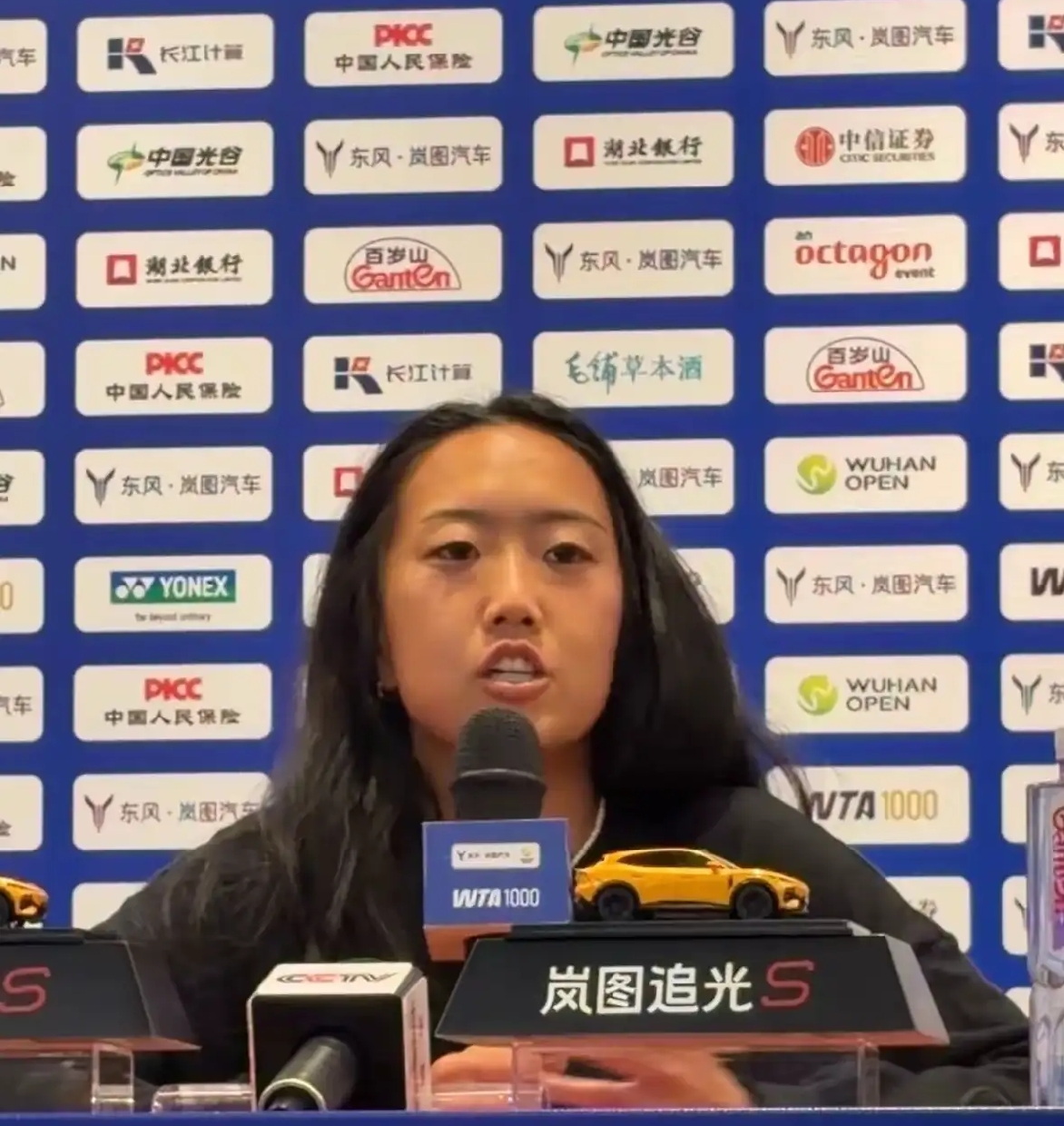 武网超级大冷门！头号种子萨巴伦卡遭逆转爆冷出局
 
武汉网球公开赛爆出本轮最大冷门！10月14日超级星期三，赛事头号种子、三届武网冠军萨巴伦卡惨遭美国选手李吉妮逆转，止步武网第二轮，爆出惊天大冷。
 
本场赛前，萨巴伦卡手握对李吉妮全胜战绩，又是武网三冠王，整体实力全面占优。比赛开局也顺利进入白方节
