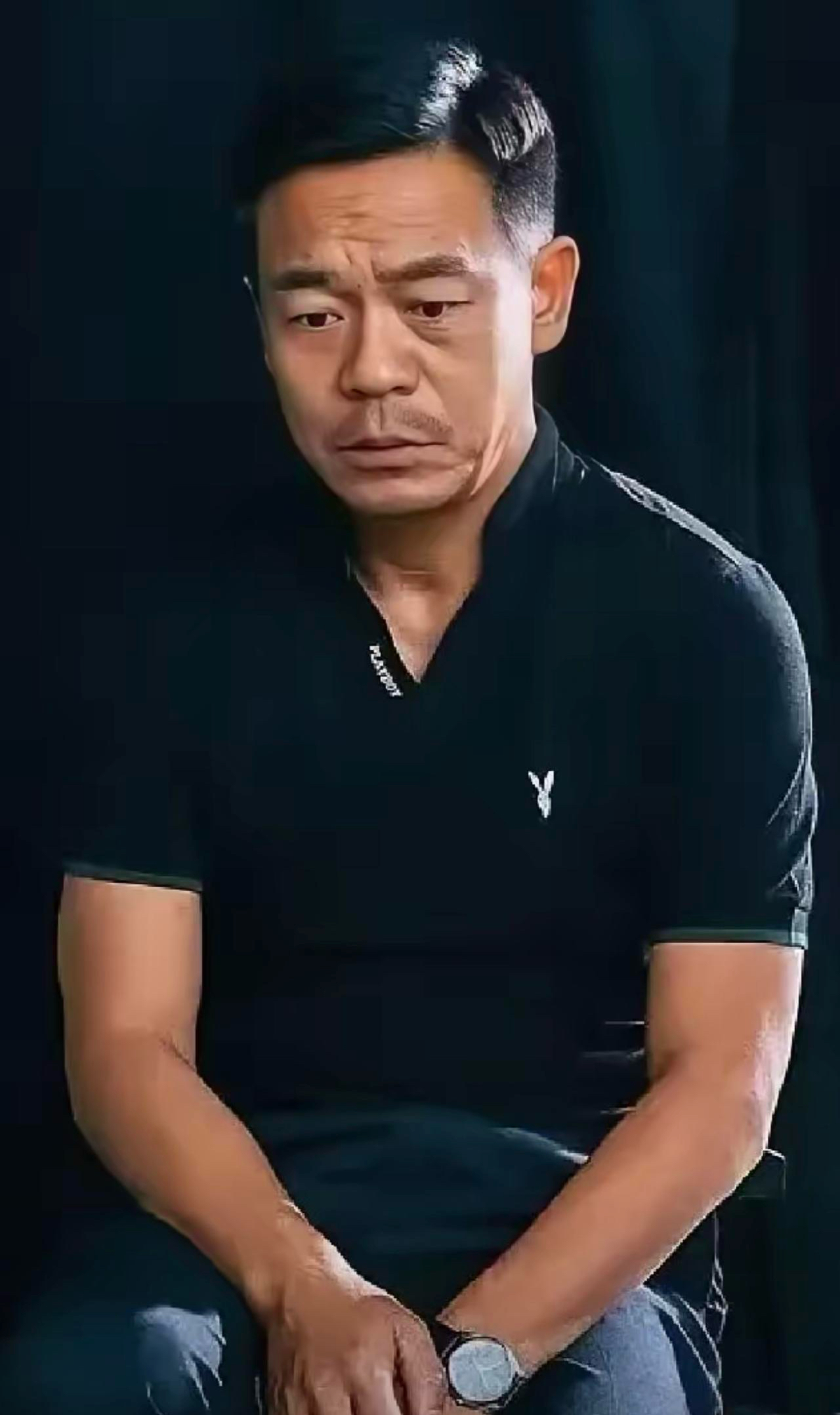 演员孙浩，今年五十八，无儿无女，没有结过婚，有记者问他，不想找个人共度余生吗，孙浩苦笑，要是这样，不如让我去抗沙袋。采访结束，孙浩回了酒店。房间里有他随身带着的一本旧相册，封皮都磨毛了。他翻开，里头有几张年轻时的照片，和好友张嘉译勾肩搭背，在某个剧组的院子里。那时候张嘉译总说他：“你唱歌唱得好好的，