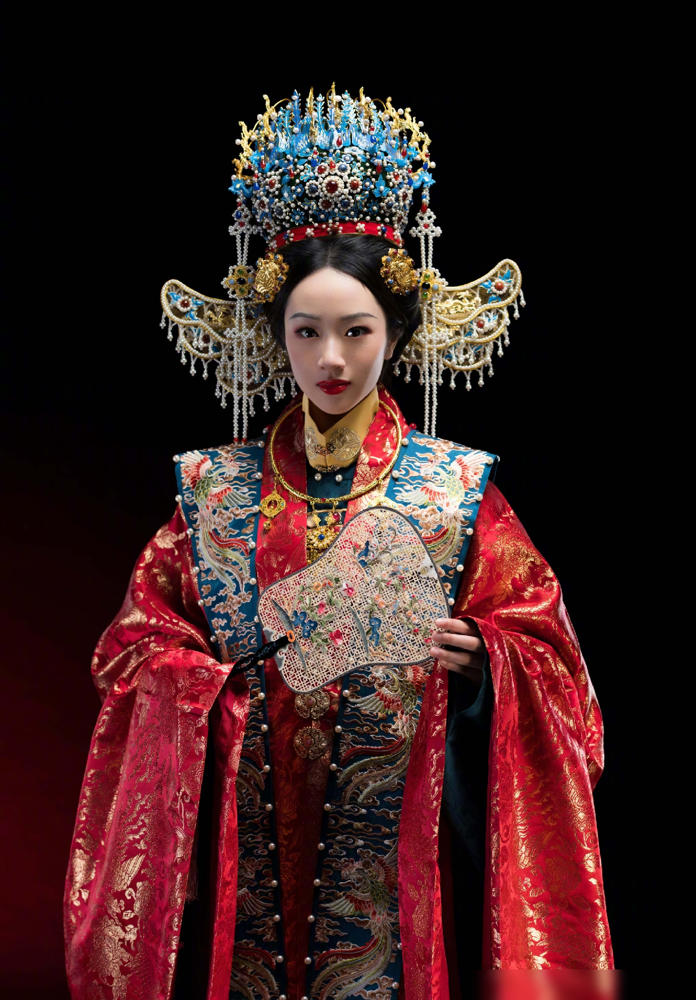 吴尊把女儿穿婚纱的海报直接发出来了，配文说会永远守护她，也尊重她以后的选择。
评论区一片这也太早了吧，但翻翻吴尊自己的感情史，你就懂了。
1995年，他16岁，在聚会上看林丽吟弹钢琴，一眼定终身。后来他去澳洲留学，想得受不了跑回文莱，林丽吟直接放弃一切跟去陪读五年。
2004年偷偷领证，林丽吟