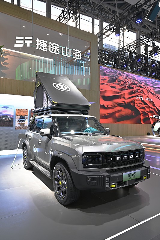 一台方盒子越野车，12万5就给你四驱？我第一反应是这价格发错了吧。10月14号晚上发布会，捷途全新旅行者7，八个版本，焕新价12.59万到16.39万，指导价砍下来动辄一两万——这叫“超级焕新价”，说白了就是官方自己把价打下来了。

你琢磨琢磨这配置单：车长4米8开外，宽度超过2米，轴距2800，全