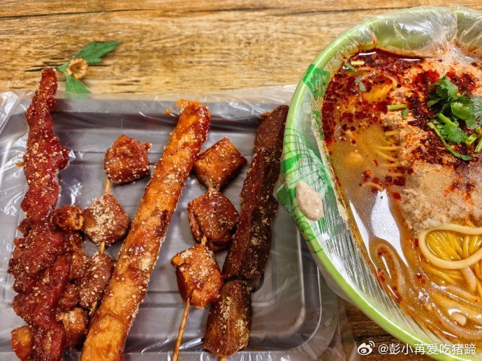 #彭小苒[超话]#上班的牛马，别忘了任务：
尿喝白，电充绿，事办黄 ​