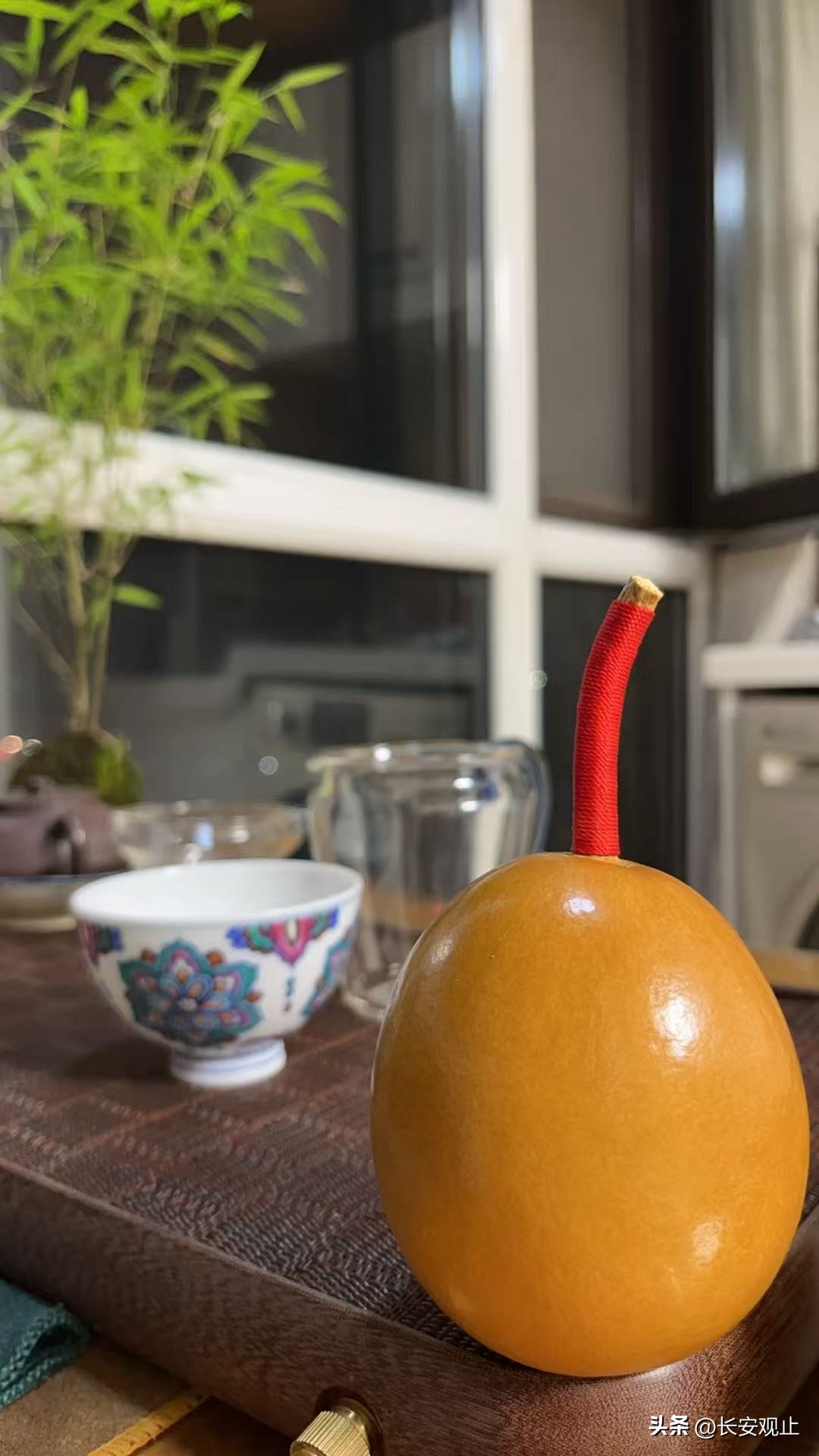 不觉得，已经好几个中秋没有回家了。
今年中秋前，母亲没有给我打电话，她应该是习惯了。往年，她都会问我几时回家，问吃什么，她提前去镇上买好，连续好几年，得到的答复却是忙，没空回去。
今年，她却一句话都没有，我想应该是不想问了吧，问一个已经知道的答案，好像没有多大必要。
中秋当天天