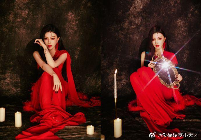 #王鹤润梦回角丽谯# 金妆奖红毯上这套红衣造型被刷屏，不是因为多惊艳，是因为太像角丽谯了。不是长相像，是那种“你拿我没办法”的从容和嚣张一样。炽红缎面裙摆甩起来的弧度，跟角丽谯转身时衣袂翻飞的样子重叠了。一个角色能被记住这么久，确实是有理由的。#王鹤润角姐妆回归# ​