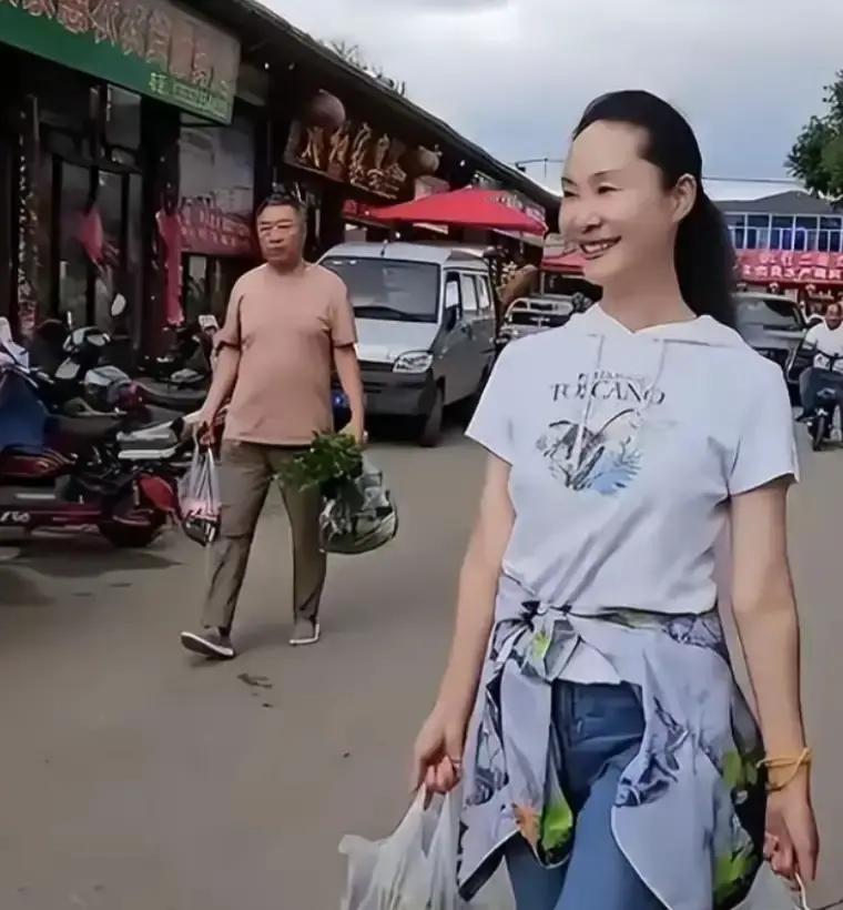 这些年日子像村口的河水一样，不急不缓地流着。女儿在北京读了大学，工作了，偶尔回来看她，总说妈你这里太静了，跟我去城里住几天吧。于文华总是笑着摇头，说我这菜地离不开人，狗也得天天喂。女儿知道劝不动，也就不再多说。

李年也退休了，从北京搬了过来。他在院子里摆了架旧钢琴，天气好的下午就弹上一段。琴声混着