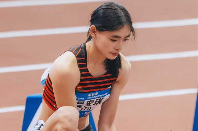 全运会女子跨栏决赛后，舆论几乎全被吴燕妮、夏思宁、林雨薇和刘景扬占满。争吵、赞美、遗憾，各种声音挤在一起。偏偏有个姑娘，又一次悄悄刷新了个人最好成绩，却没多少人注意到她。她叫吴安琪，2004年出生在浙江临海，这次跑出13秒31，比之前又快了一截。可因为只排第六，她的名字很快被淹没在口水里。唯一被提起