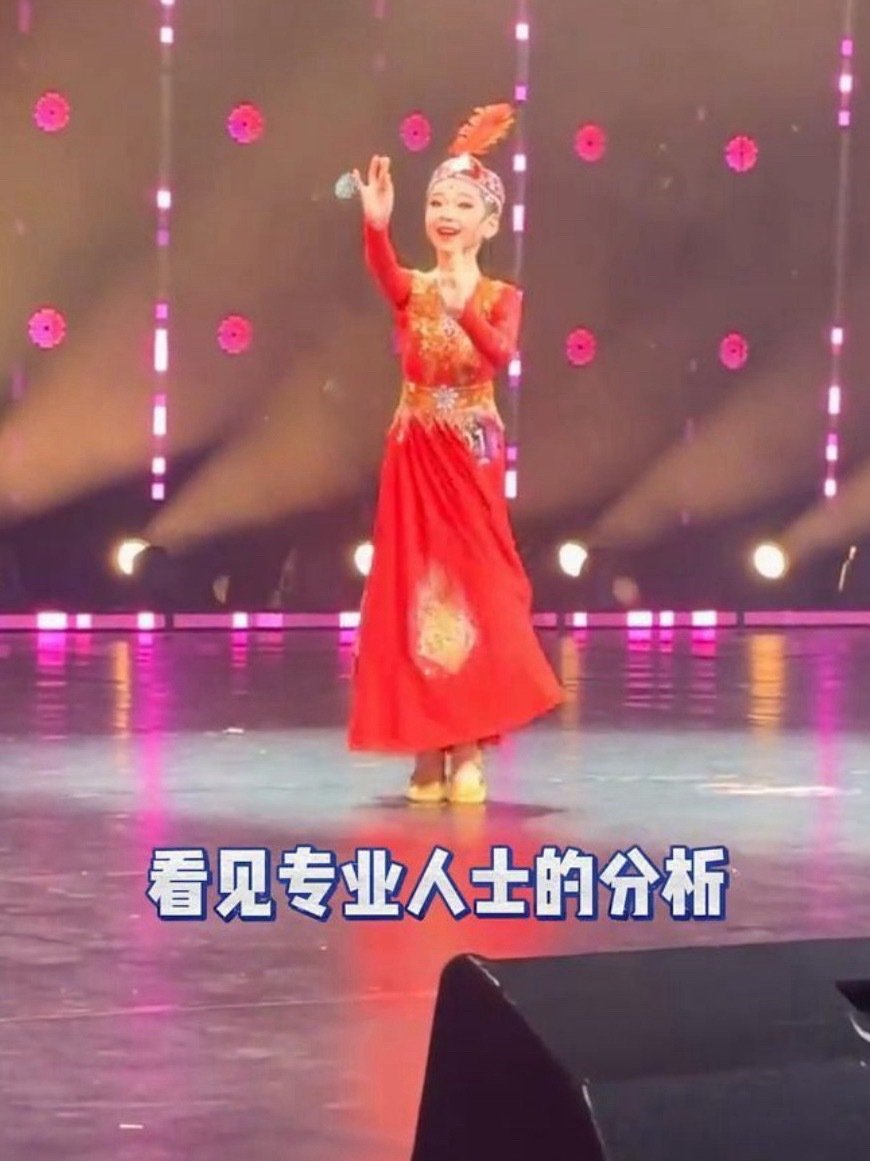 终于知道为什么董璇说小酒窝走舞蹈艺考的可能性不大了。
看见专业人士的分析，小酒窝体型条件不适合专业跳舞，业余玩玩还可以。现在小艺考的孩子真的比例要求很严体重要求更严。
酒窝需要很努力的减肥，但一般家长不愿意孩子吃这个苦。 ​