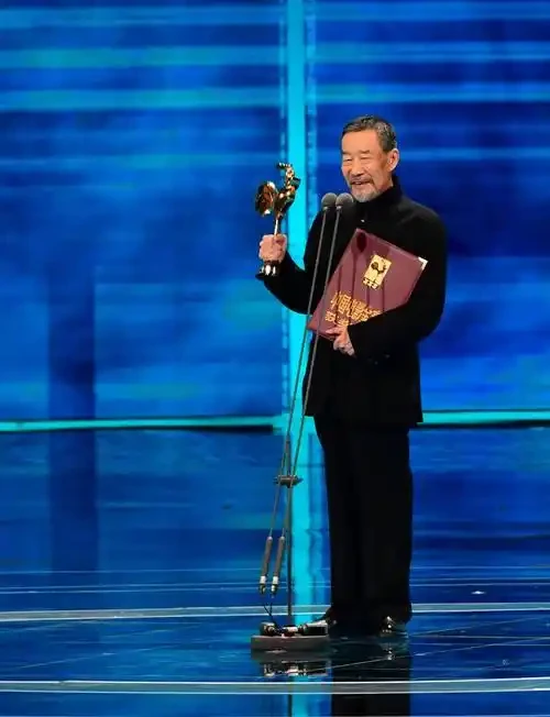 焦裕禄女儿与“扮演者”李雪健同框，跨越时