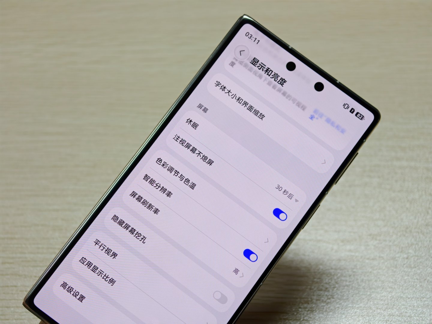Mate XT2外屏的灵动岛，关掉“隐藏挖孔”就变成大白👀了[笑cry]

一开是以为是有3D人脸（实际是侧边指纹），原来是为了避让内屏的前摄。

这个外屏比大多数直板机/大折叠外屏都要矮胖，完全没预料到[柯基] ​