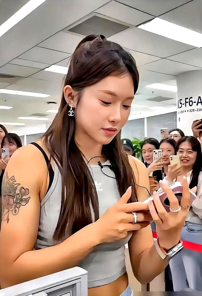 起跑反应0.192秒全场最慢，第一个栏直接掉到倒数第一，吴艳妮硬生生连超几人追回一块铜牌。

名古屋雨夜这场决赛，福部真子12秒74夺冠，中岛瞳12秒78，吴艳妮13秒12。

赛后她没拿脚踝旧伤、腰突和膝盖积液当借口，直接撂了底：“跟日本那俩差着0.2到0.4秒，这就是现实。”

都以为她狂。