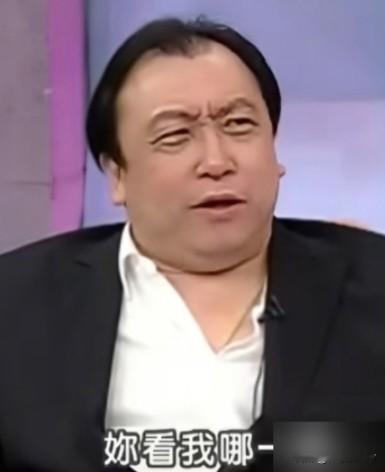王晶这回把周润发的底给揭了。他说发哥私下几乎没朋友，跑友就只是跑友，凑一块喘气行，交心免谈。

原话很直白：我很懂他，但从来不是走得近的朋友。他还补一刀，说越会当明星的，越没真朋友，刘德华也一样。
 
周润发坚持跑步多年，已经两次完成香港渣打半程马拉松，跑团里面聚集了二三十位圈内熟人。大家相约晨跑、