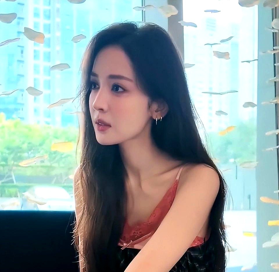 谁能想到，综艺里随口一句话，把古力娜扎和周冬雨的底牌掀了。

娜扎在访谈里捏着麦克风，直接点名期待周冬雨来上节目。这俩人名字放一块，弹幕瞬间刷屏。原来她俩是北电2011级同班同学。

当年艺考，娜扎靠一张素颜照被围堵在考场外，而周冬雨手里已经攥着大导的入场券。后来2018年班级聚会合照满天飞，周冬雨