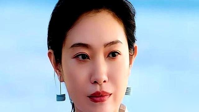 36岁生完孩子，王佳佳直接被行业除名了，整整两年没人找她拍戏。搁别人早转行了，她就在家死磕。结果40岁这年，她穿着大棉袄二棉裤，演了个东北片儿警刘娟，全网都记住了这张脸。
《余红旧事》里她雪夜巡街发现冻尸，反手被领导处分，离婚了前夫还把娃塞过来。憋屈吧？憋屈。但你看她骂街时那扬了二正的劲儿，转头又