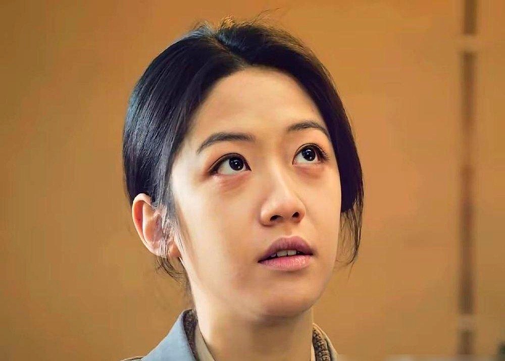 一锤子下去血溅满脸，谁敢信这是《低智商犯罪》里那个毛宏伟？

张哲华这次彻底颠覆了。新剧里他演90年代下岗司机刘阳，出场直接反杀工友，主打一个废话没有。这角色是个狠茬，白天蹬着破三轮，晚上专门替人平事，眼神冷得吓人。

感情线也是一团乱麻。一边跟女老板陈红纠缠不清，心里还死死惦记着白月光郝洁。最绝的