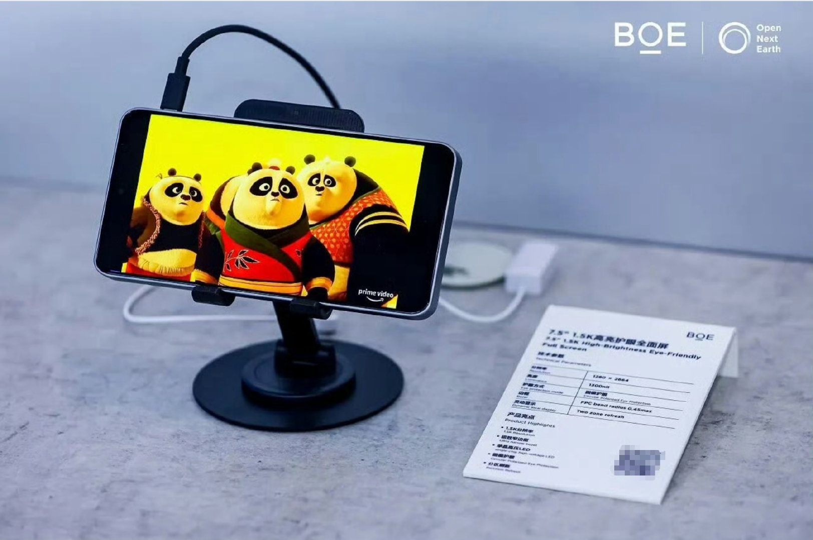 #什么样的手机屏幕才算护眼# 当然是LCD永不为奴了！目前，最好的LCD应该是京东方这块7.5英寸2664×1280 LCD屏，搭载ADS Pro高端显示技术，144Hz高刷新，450PPI，1800nits峰值亮度，全亮度无闪烁DC调光，2.5mm极致边框，努比亚Neo5 Max已经用上了，可惜是天玑7100，后面看看Moto安排什么处理器吧！ ​