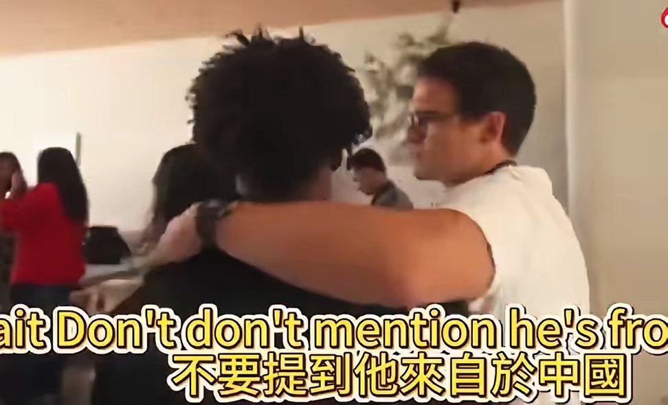 五月天阿信的立场争议再度引发热议，网传他在海外场合不愿旁人提及自己来自中国，没料到这段场景被甲亢哥的直播间意外播了出来。
9月10日凌晨，苹果发布新品后，邀约多位名人前往苹果总部品鉴新机，甲亢哥与阿信都在受邀到场的名单之中。
甲亢哥人都到了现场，自然顺手开启了直播，而就在直播过程中，他刚好撞见了阿信