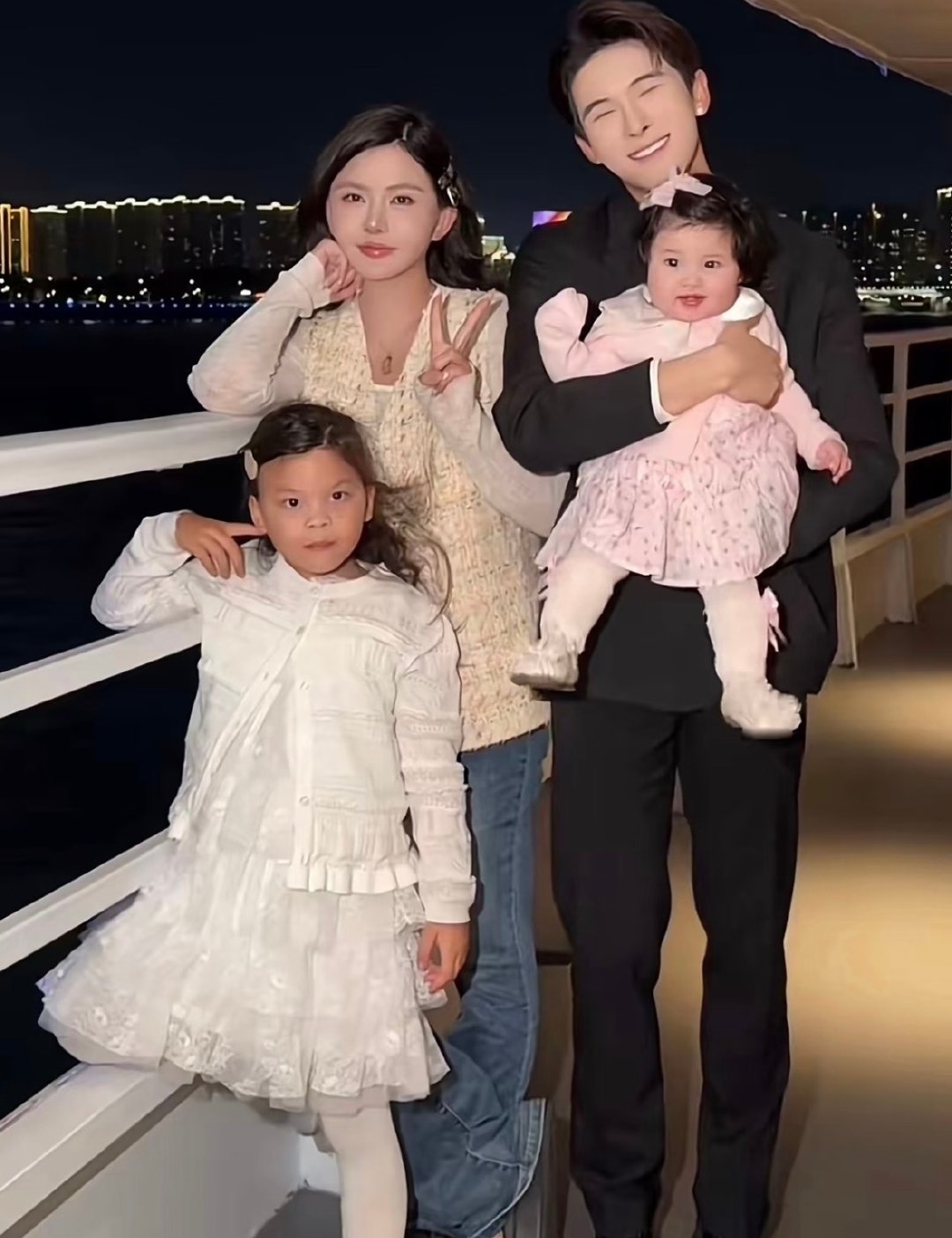 #韩安冉住院宋浩然赶来陪护#
宋浩然是男朋友吗
不太认识 ​