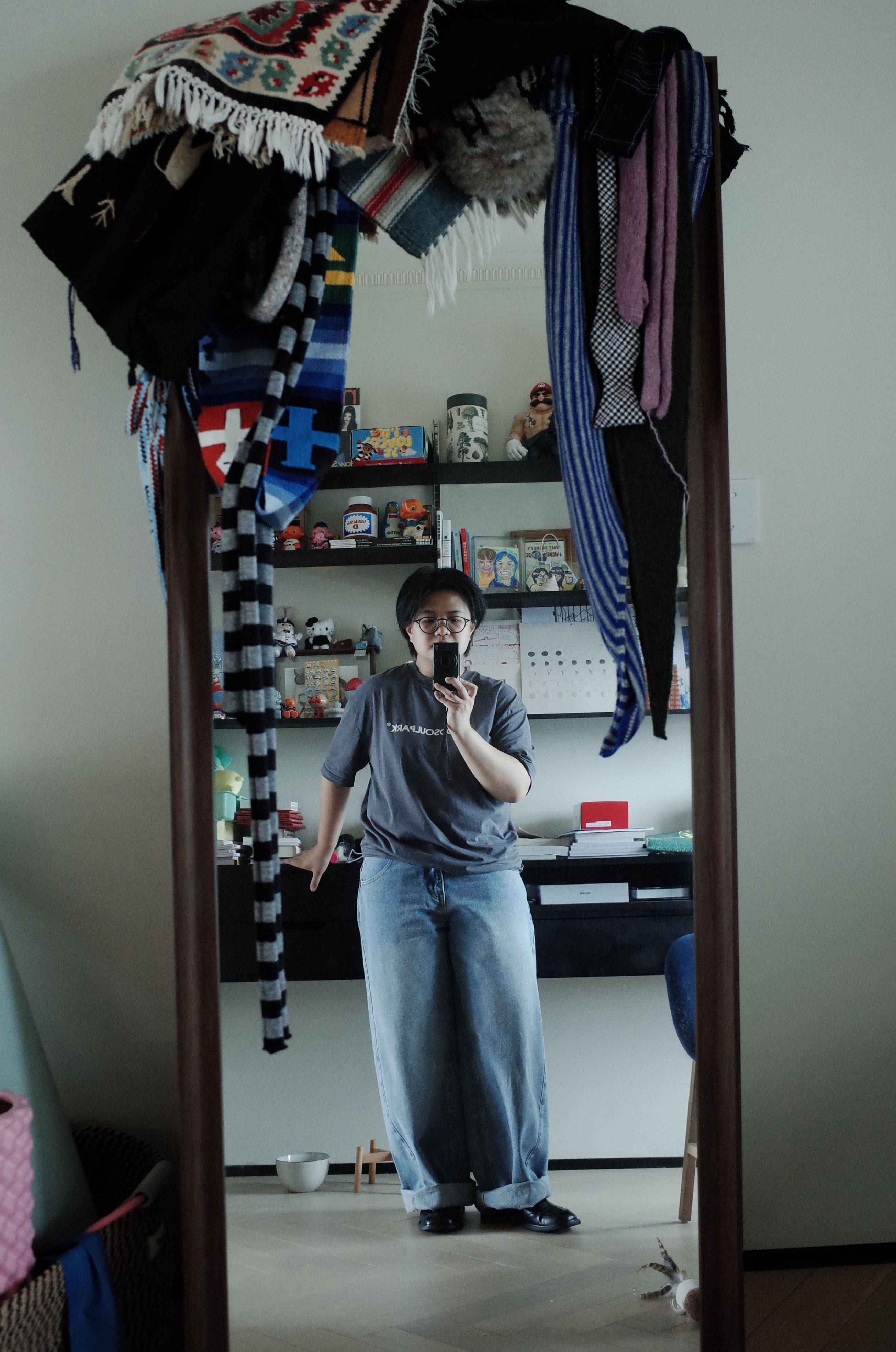 今日需要在家拍摄，早早起床收拾，拍摄完毕后还有半个小时就是晚高峰的时间，于是就在家办公了。        走进书房的时候环顾一周，书房现在是Not的独立大房，晚上他要一个人睡在里面，防止跟其他猫追逐打闹，遵守医嘱，Not有个很可爱的习惯，喜欢把自己的玩具凑成一堆，压在身下睡觉，有点霸道，但是没关系玩具还有很多很多。         书房有一架是东霏小时候，妈妈买给她的钢琴，现在有点小走音，但是不影响初三对它热烈的爱，钢琴是他最爱的角落；架子上有很多朋友送的礼物，线下活动时候大家给我们送的信和关于关于公园的一切，还有很多在旅行中的“唔等洗”购物。        全身镜上的毯子大大小小收集了有十几条不同尺寸花纹，总想找个方式好好展示却不小心推叠在这里很久了。          “家”这个空间随着我们生活轨迹慢慢在变化，慢慢又排列成最适合我们的样子，这过程好有趣。         这是今天的碎碎念！