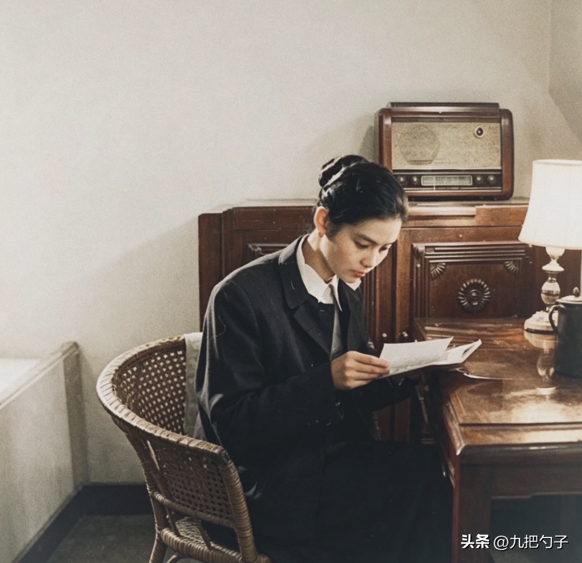 这就是潘虹，这张照片拍自上世纪80年代，她正对着镜头默诵准备台词。她1995年出版的自传可读性很强，那时候的观念十分超前，和刘晓庆算得上是异曲同工。不过到了后期，她的曝光度就远不及刘晓庆了，90年代刘晓庆还能拿出《武则天》这样的经典大女主剧，潘虹在90年代主演的电影作品已经不多了。也有人说她早年的气