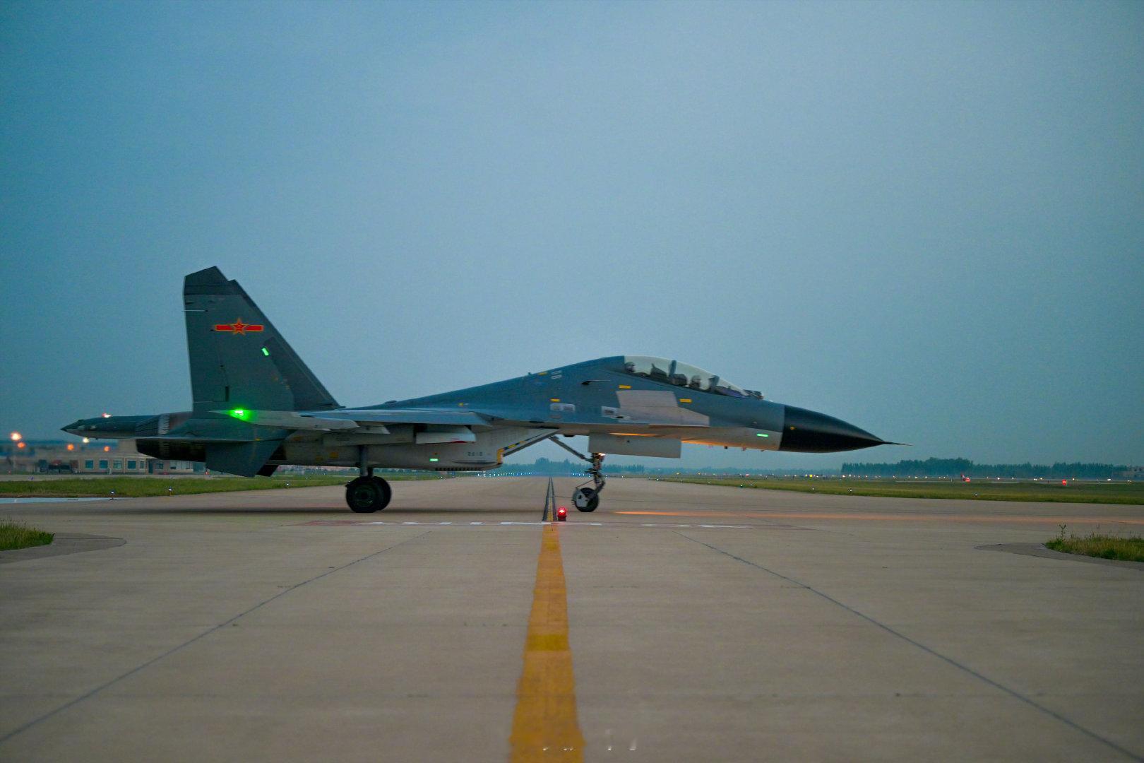 今日应龙/猛龙

空军航空兵某团歼-11B/BS、歼-10S

#烽火问鼎计划##制胜空天# ​