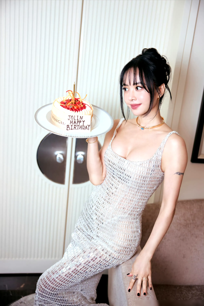 46岁生日，蔡依林人在伊斯坦堡街头溜达，被网友逮个正着。无修图，素着脸，松弛得不像个女明星。
粉丝这边催生一样刷屏妈咪生日快乐，那边本尊慢悠悠发动态回了一句：谢谢宝宝们，祝每天淋浴幸福，尽显珠光宝气。
出道27年，别人46岁在抢广场舞C位，她还在被叫妈咪，状态好到粉丝自己都不好意思提年龄。
工