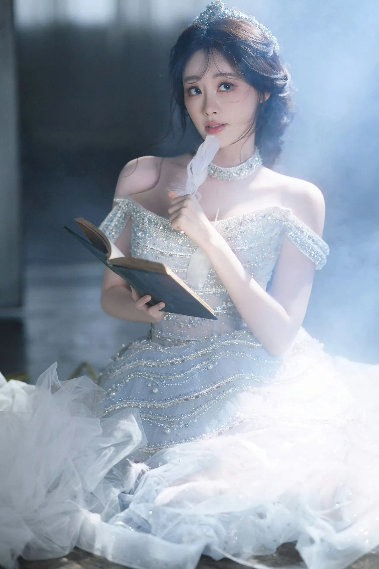 一个仙女在看书，好梦幻啊！ (祝绪丹)