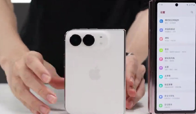【#iPhoneDuo被指对左撇子不友好#】#iPhoneDuo左撇子不友好#10月21日，博主“影视飓风”发布了苹果首款折叠屏机“iPhone Duo”的深度测评视频，指出在体验细节上存在对左撇子极度不友好的痛点：工具栏、指纹解锁、屏幕开合按键全集中在右侧，导致左撇子用户几乎没法单手解锁加翻屏 ​