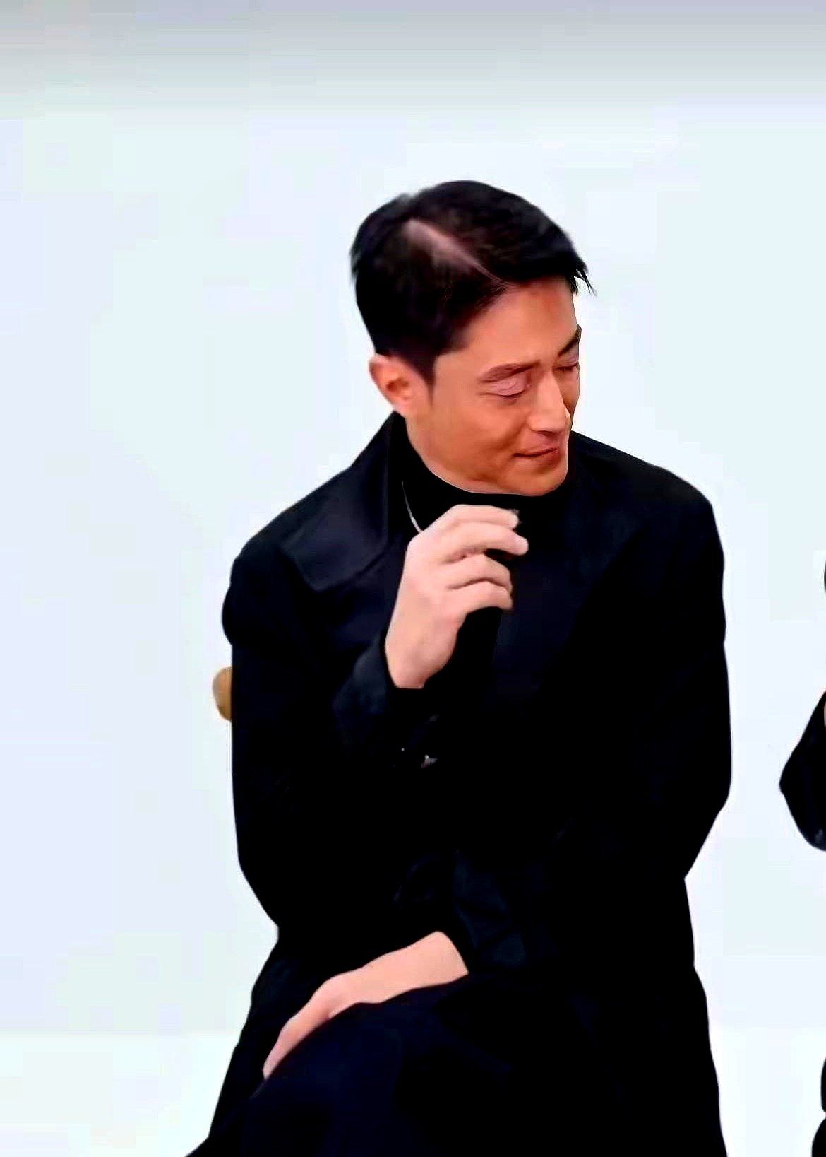 当了整整10年朋友才做夫妻，霍建华和林心如这几年的状态反差太有意思了。

当年霍建华是懂透了才去爱，心里始终护着这份知己缘分。

结果最近这几年再看，霍建华头发见稀、脸上褶子也爬了上来，明显在踏踏实实变老；反倒是林心如整个逆龄生长，状态越来越轻巧。

都说男人真疼老婆就是当女儿养，看着老去的那一个和