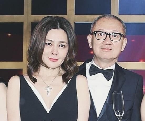2015年，关之琳一开口，全港媒体都炸了。
她亲口承认跟陈泰铭离婚，可所有人连她什么时候结的婚都不知道。
导火索？陈泰铭频繁被拍到跟刘嘉玲爬山。关之琳忍不下去，直接对记者放话：“他们没顾及过我的感受。”刘嘉玲却轻描淡写回一句：“朋友相约，光明正大。”
但最打脸的是后面。陈泰铭那边放话，说两人从未正式