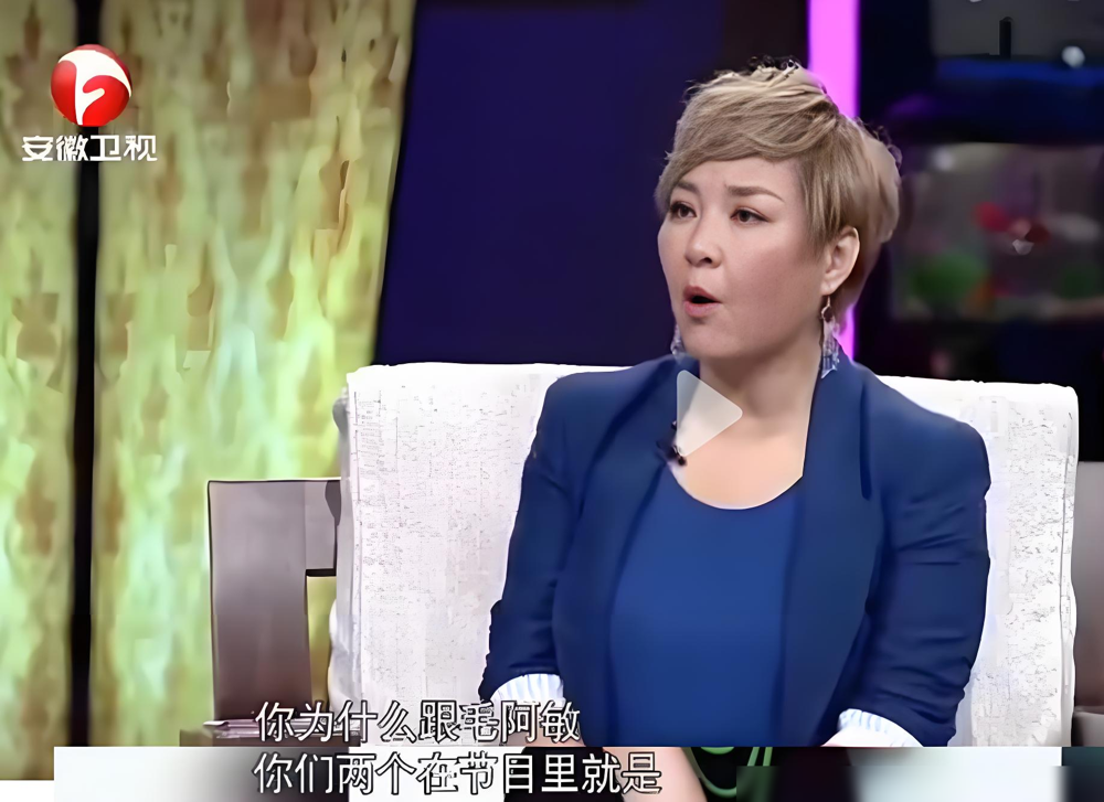 宁静亲口认：我脾气比不过毛阿敏，甘拜下风！
俩人早年一起录过《花儿与少年第二季》。这档节目的嘉宾互动抓马，到现在还被网友考古，网友都叫它花学。
大家都知道宁静性子烈，说话直来直去从不藏着。她却说毛阿敏的脾气，是藏在沉稳里的骨子里的硬。
前几天宁静刚澄清，当年传俩人打架根本是谣言，只是南北语言习