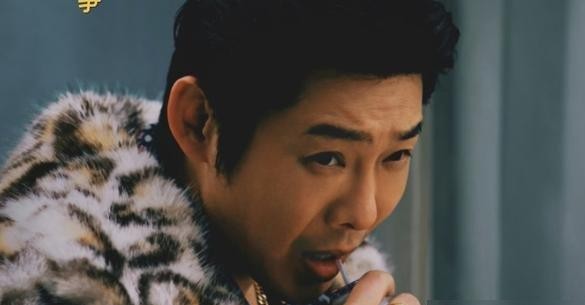 脱口秀演员扎堆跑去年代剧里客串，结果李雪琴一张嘴，弹幕全在刷“一秒出戏”。
新剧《余红旧事》刚播那会儿，争议就没断过。观众看着镜头里的李雪琴和徐志胜，总觉得俩人下一秒就要掏出麦克风开始热场子，整个人跟年代戏的背景板格格不入。
脱口秀的本质是强化个人标签，怎么有辨识度怎么来；但正剧演戏恰恰相反，你