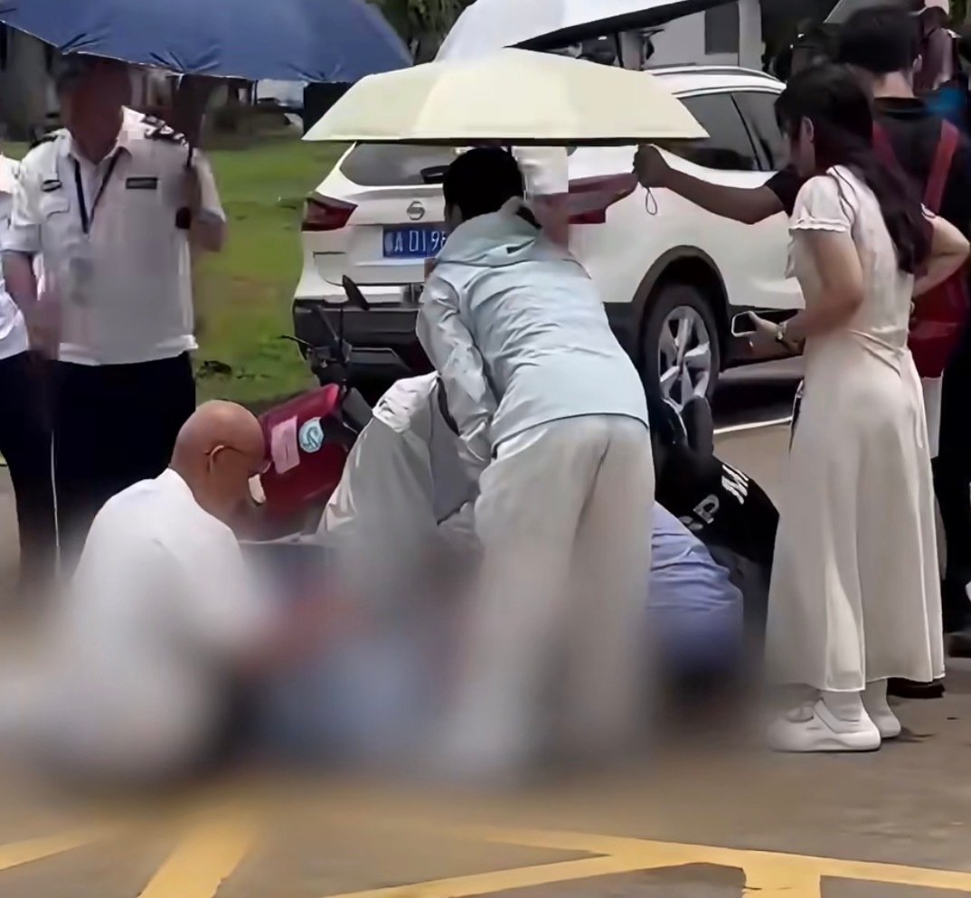 #女大学生校园内被电动车撞倒离世#
舞蹈专业女大学生在校园骑车取快递，撞上改装外卖电动车不幸离世，三方同等责任的认定让家属很难接受。
改装外卖车、校园车速管控这些问题，一下子全被拎出来讨论，校园内电动车安全真的不能忽视！ ​