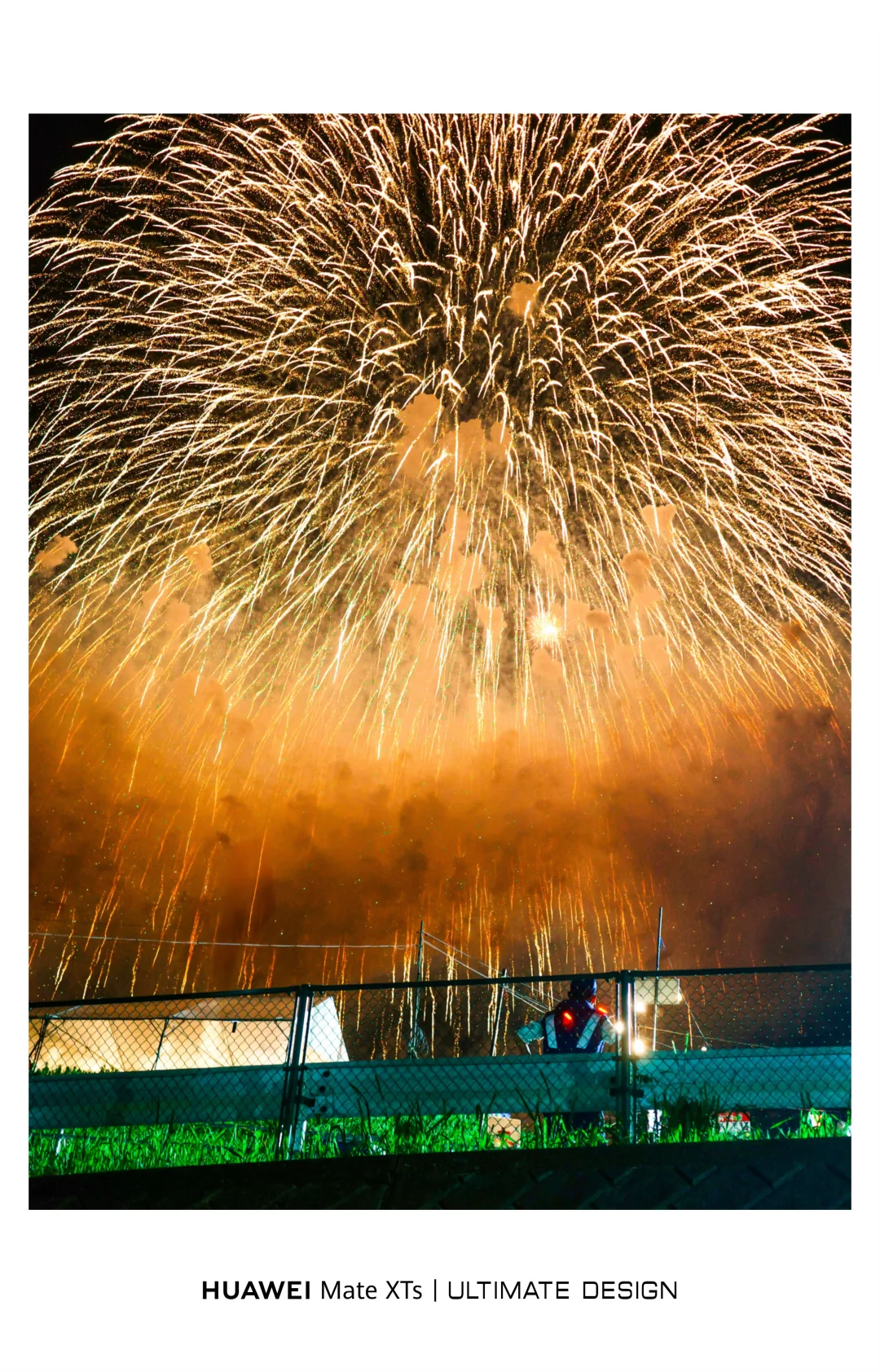 “绽放在夜色降临的烟火”