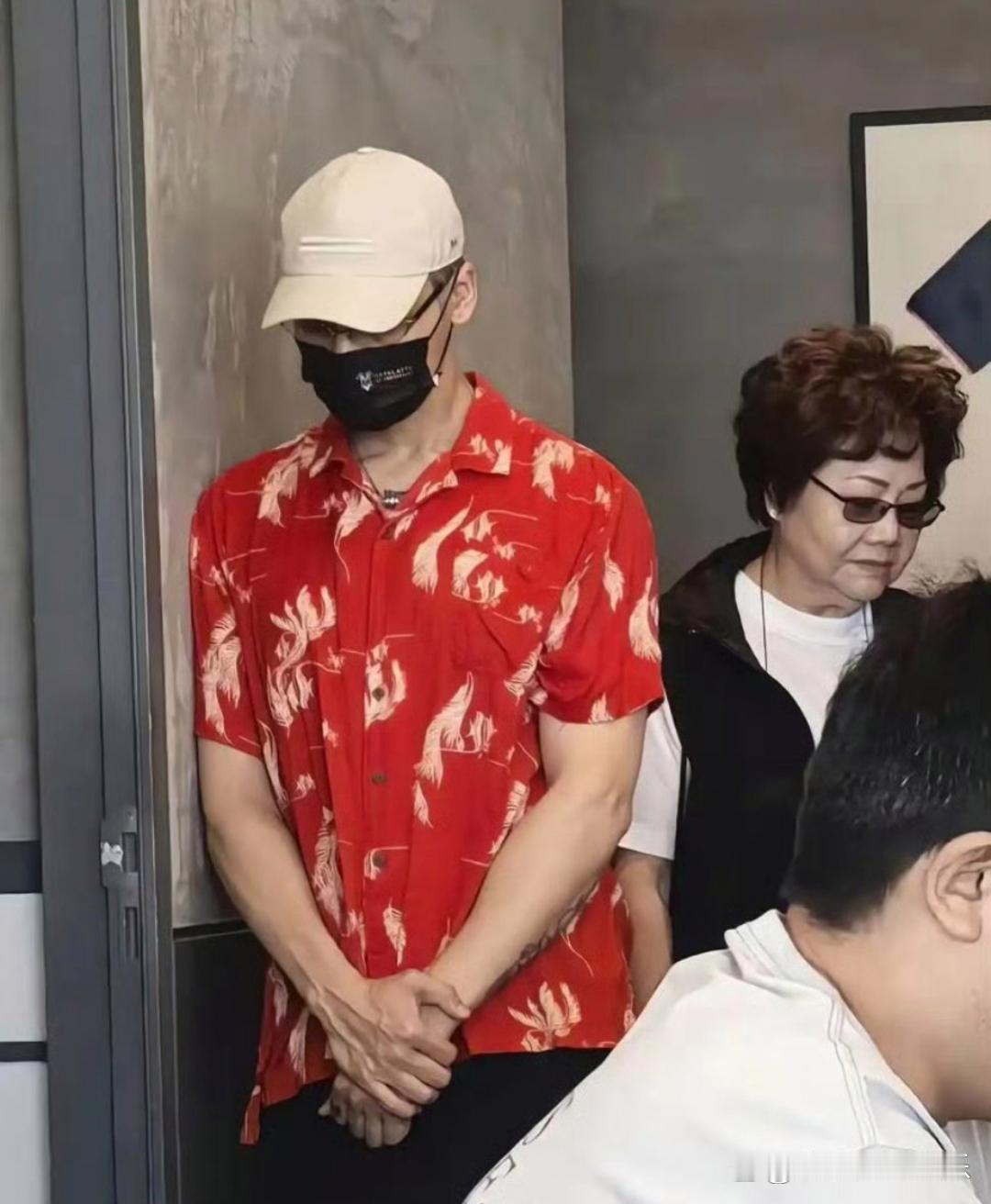 陈伟霆在妈妈面前好乖，陈母富态贵气，何穗带娃松弛 ​