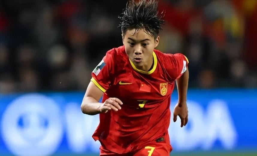 女足今天下午两点打越南CCTV5直播，小组赛三场场场丢球全栽在定位球和门将沟通上，张琳艳伤了邵子钦没来锋线也缺人，这状态碰朝鲜真悬了
小组赛三场，中国女足进11球积7分头名出线。可翻到防守端，三场丢3球，没有一场零封。
丢球的方式比丢球的数量更让人不安。对香港，解围被断打反击；对乌兹别克斯坦，角球第
