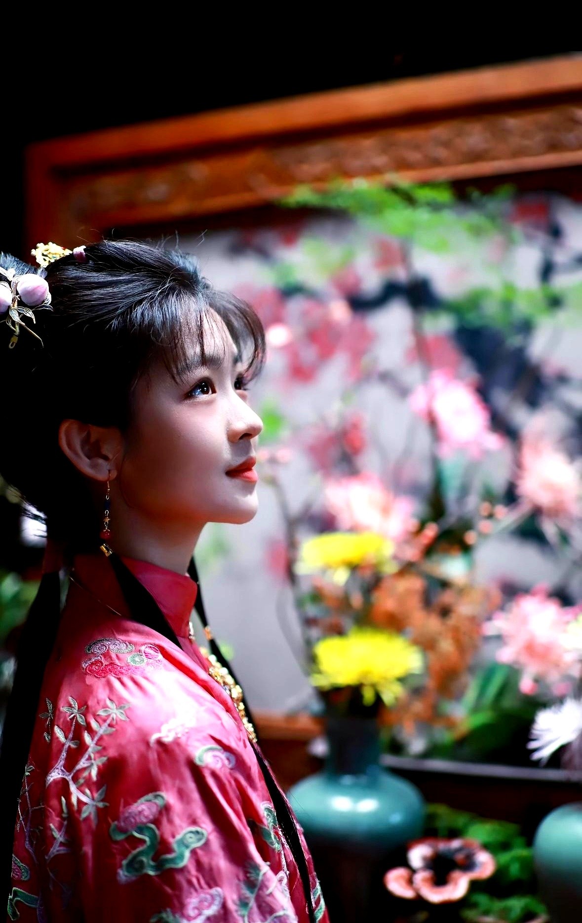 一个人长了一张脸，评论区却吵着认出了半个娱乐圈。

演员沈嘉楠一换上古装，低头一抿嘴，网友直接看愣了：这眉眼像极了杨紫，侧脸抿唇又带着李兰迪的温婉，甚至有人从英气里瞅出了白敬亭的影子。从贝儿到韩昊霖，大家挨个翻出对比图，越看越上头。

举手投足全是古代大家闺秀的端庄，偏偏眼神转动间又透着灵动。

不
