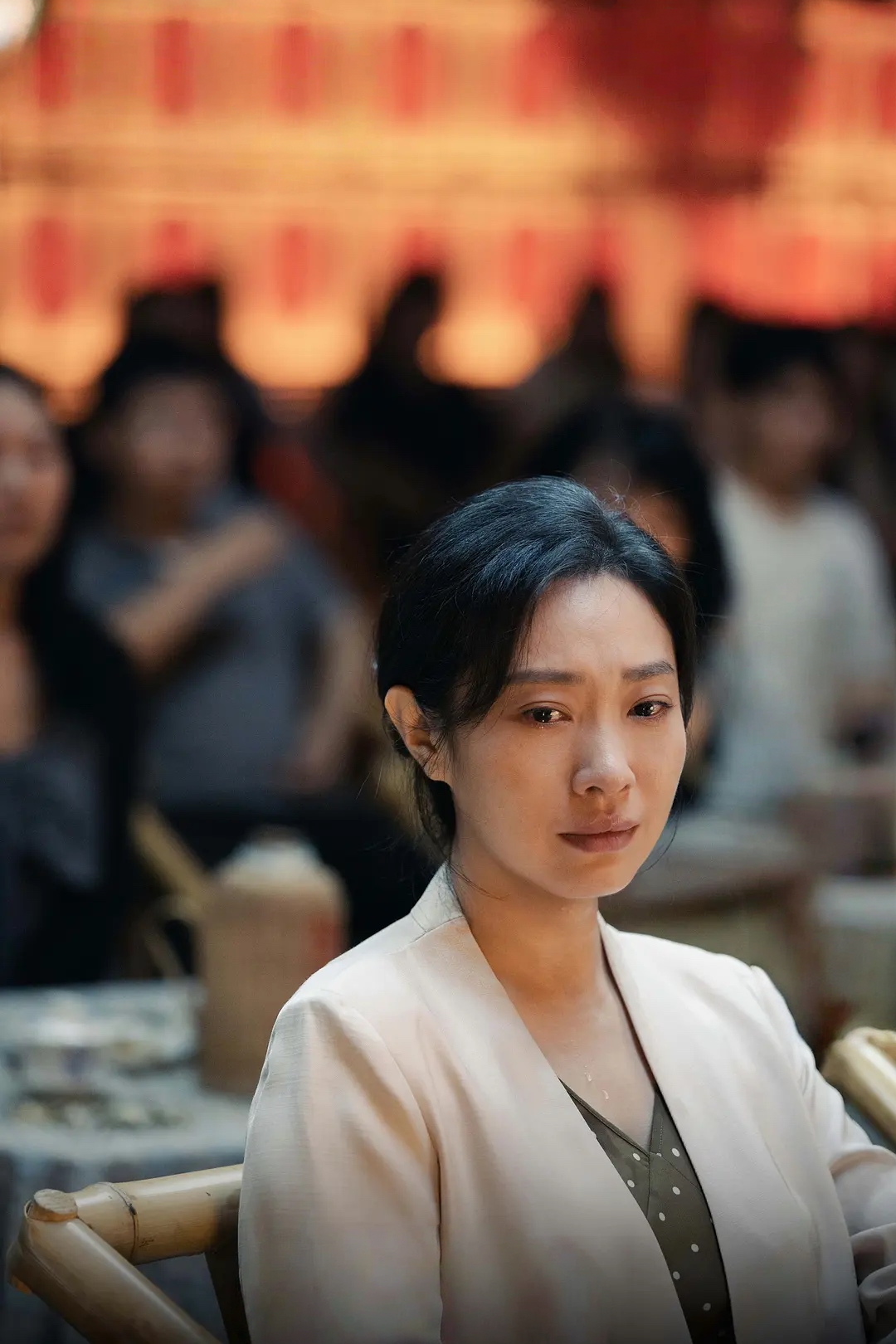 【#中年女演员王佳佳在悬疑剧翻身#】
折返回现场的那一刻，王佳佳觉得，自己变成了一头母狮。
准确来说，那一刻不是王佳佳，而是角色林美月。#百变王佳佳又塑造了非典型恶女#
在近期播出的悬疑剧《昨夜将至》里，王佳佳饰演的角色林美月，是一个低调的中年面馆老板娘。在这之前，她还有一个名字，叫李 ​