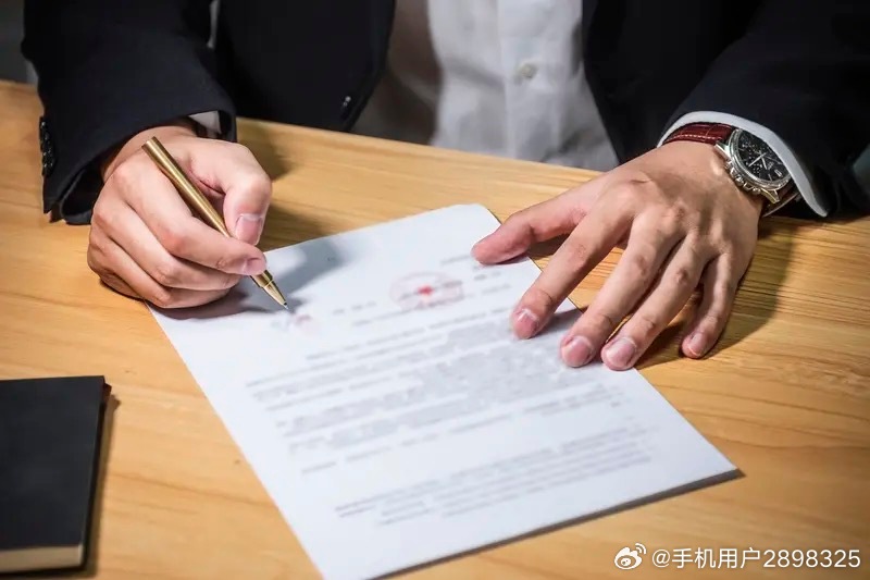 签字不等于全部有效：物业倒签委托合同案件如何抗辩？

很多业主遇到一种典型情况：物业在没有开发商委托合同的前提下，先和业主签署《前期物业服务协议》，以此作为收费依据；数年之后才补签开发商委托合同，时隔三年才向住建局备案，并且物业费标准突破政府最高指导价。而部分法院简单以“业主签名是 ​