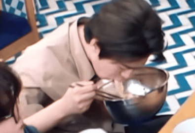 本来今天一天心情都很down然后刚刚看见这个抱着盆吞面的小猪一下没忍住...