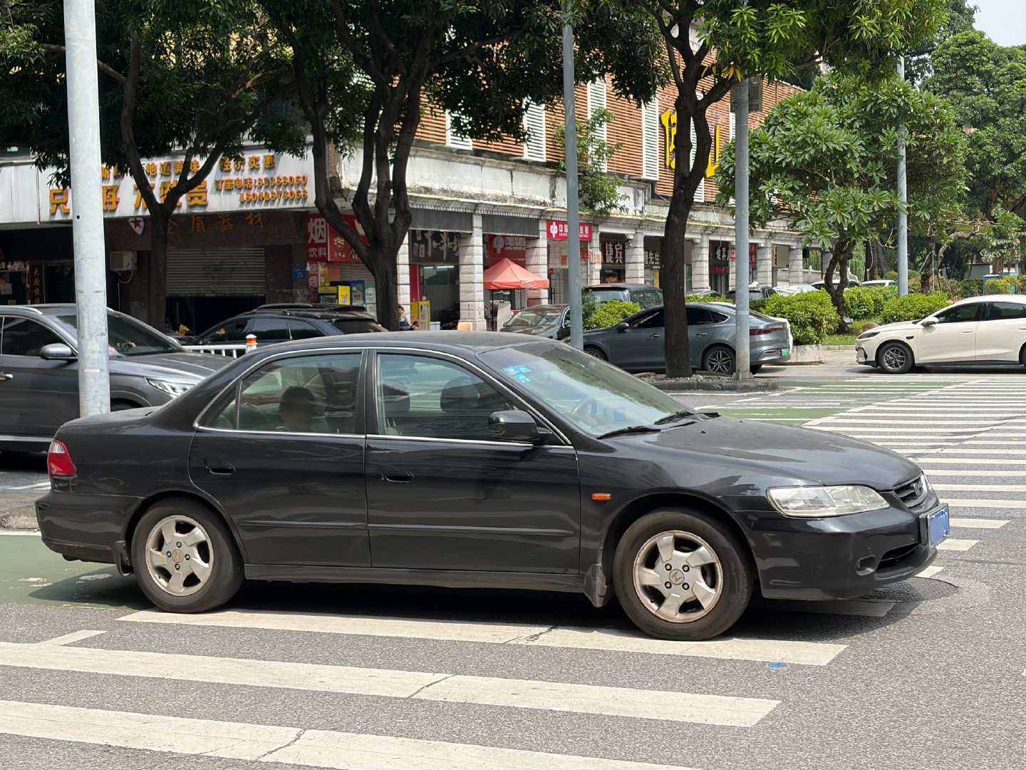 #我市日常[超话]# 最近的小汽车瞎拍～

电动GLC黑色实车看着勉勉强强还行吧，加长过之后车身修长一点，有点像跨界旅行车，比想象中好接受一点 ​