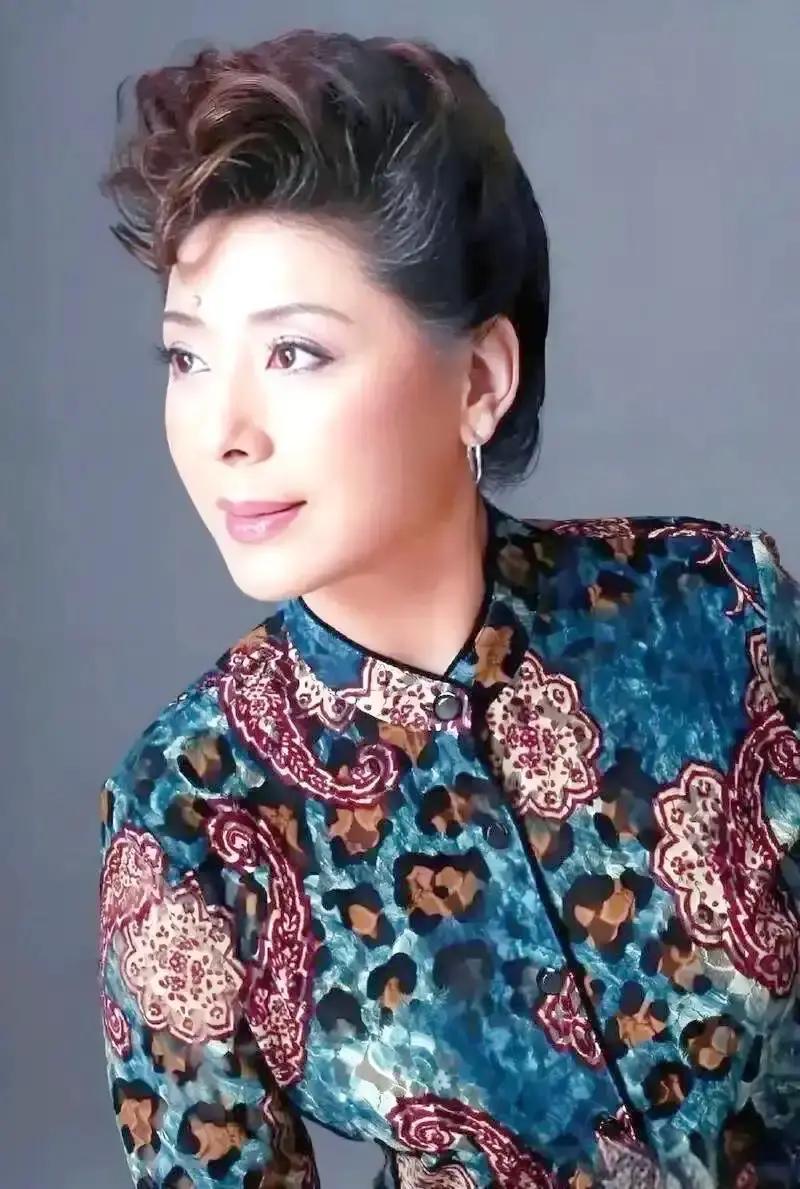 1990年，歌唱家关牧村因丈夫长期家暴，毅然提出离婚，丈夫却强硬地说：“离婚可以，但房子和孩子你只能选一个！”

关牧村抱着儿子站在法院门口，风吹得她睁不开眼。她手里攥着离婚判决书，口袋里只剩下二十三块钱。儿子关添元仰头问：“妈妈，咱们今晚睡哪儿？”她蹲下来，把儿子羽绒服的拉链往上提了提，说：“先找