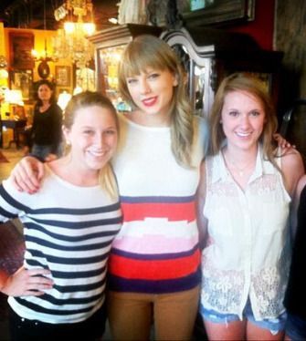霉霉街拍
April 26, 2013
Taylor Swift With a Fan
#TaylorSwift# ​​​​