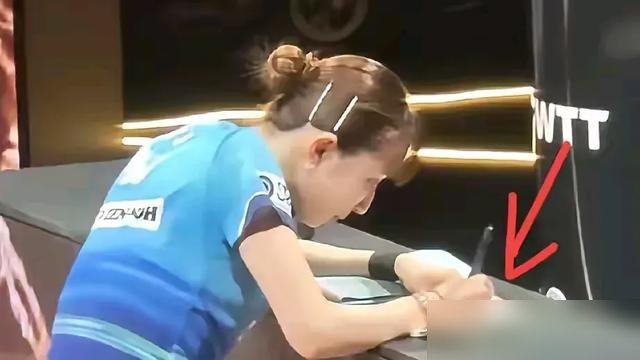 日本一姐早田希娜，天生是个右撇子。
教练当年一眼盯上她左脚发力，硬给掰成了左手持拍。这一改，改出了日本女乒最诡异的旋转，也改出了双打里的天然错位优势。
刚结束的亚运会，她一人扛走2银1铜。转头打WTT中国大满贯，1/16决赛硬是3比2逆转了中国小将范姝涵，单局还轰出11比0。今天下午，她要对阵韩