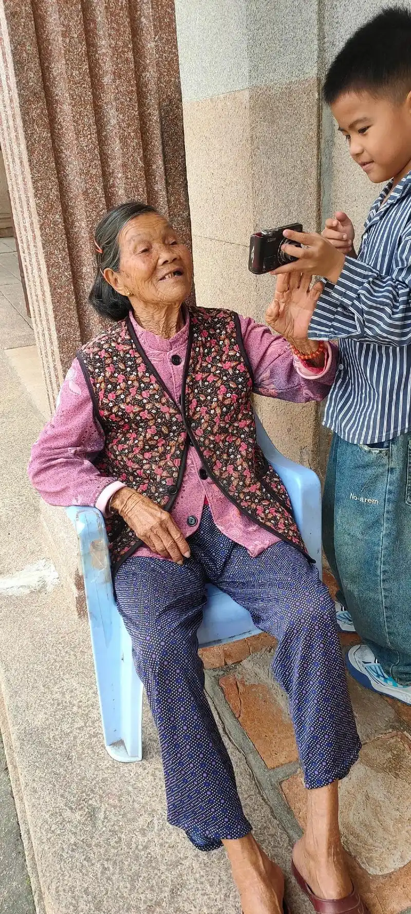 91岁奶奶失忆认不出儿女，一首老歌唤醒尘封多年记忆，太治愈
 
福州一位九十一岁高龄的奶奶，患有重度阿尔茨海默病。她已经完全记不住身边至亲的模样，日常沉默呆滞，极少与人沟通，却唯独对八十九年前的经典老歌产生反应，依靠音乐刺激慢慢恢复了交流能力。
 
患病之后的很长一段时间，李奶奶的生活状态格外安静。