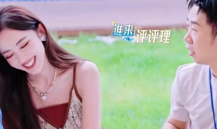 杨迪在节目里说，他想往简历上写一行字：拒绝娜扎100次。可娜扎在另一个节目里刚说完“要不我们结婚吧”。
一个追着说，一个摆手挡。这事搁别人身上早被骂炒作了，搁他俩身上，观众只当笑话看。
娜扎的“求婚”，杨迪的“摆手”
2024年8月《旅行任意门》里，娜扎对着杨迪说“我都快爱上你了”“要不我们结婚吧”