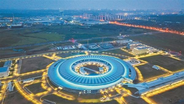 【新一代同步辐射光源直线加速器成功出束】

9月20日，随着启动键摁下，坐落于安徽合肥未来大科学城的合肥先进光源（HALF）直线加速器成功实现出束，标志着这一国家重大科技基础设施项目建设迈出关键一步。

“光源”是大科学装置“同步辐射光源”的简称，HALF是基于衍射极限储存环技术的第四代低能量 ​