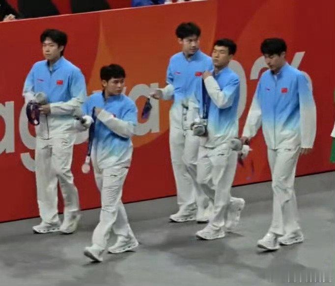 #国乒男团颁奖后纷纷摘下银牌#原来你们也知道丢人啊，也知道不好意思啊，当然最大的问题并不在你们，但终究是输了，尤其是世界排名第一的这位，被对手干净利落的剃了个光头，怎么说，还能怎么说？#王楚钦0比3张本智和##热聊亚运会# ​