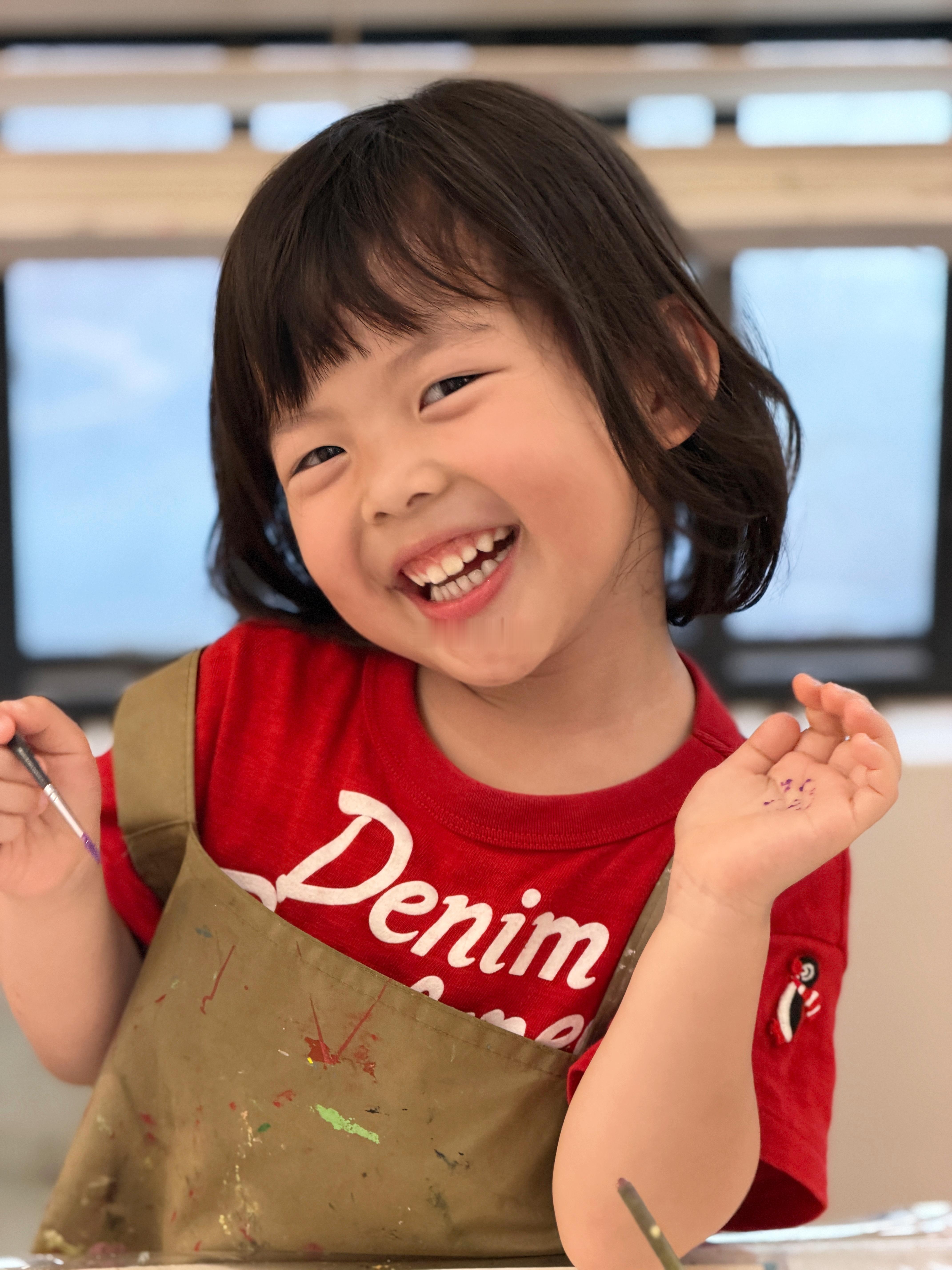 前阵子问森森，她想要画什么。她会犹豫很久说不懂，大概率是没有特别想表达的内容。那么就多储备视觉语言吧，用眼睛去观察概括物品，练习写生一段时间。 ​​​